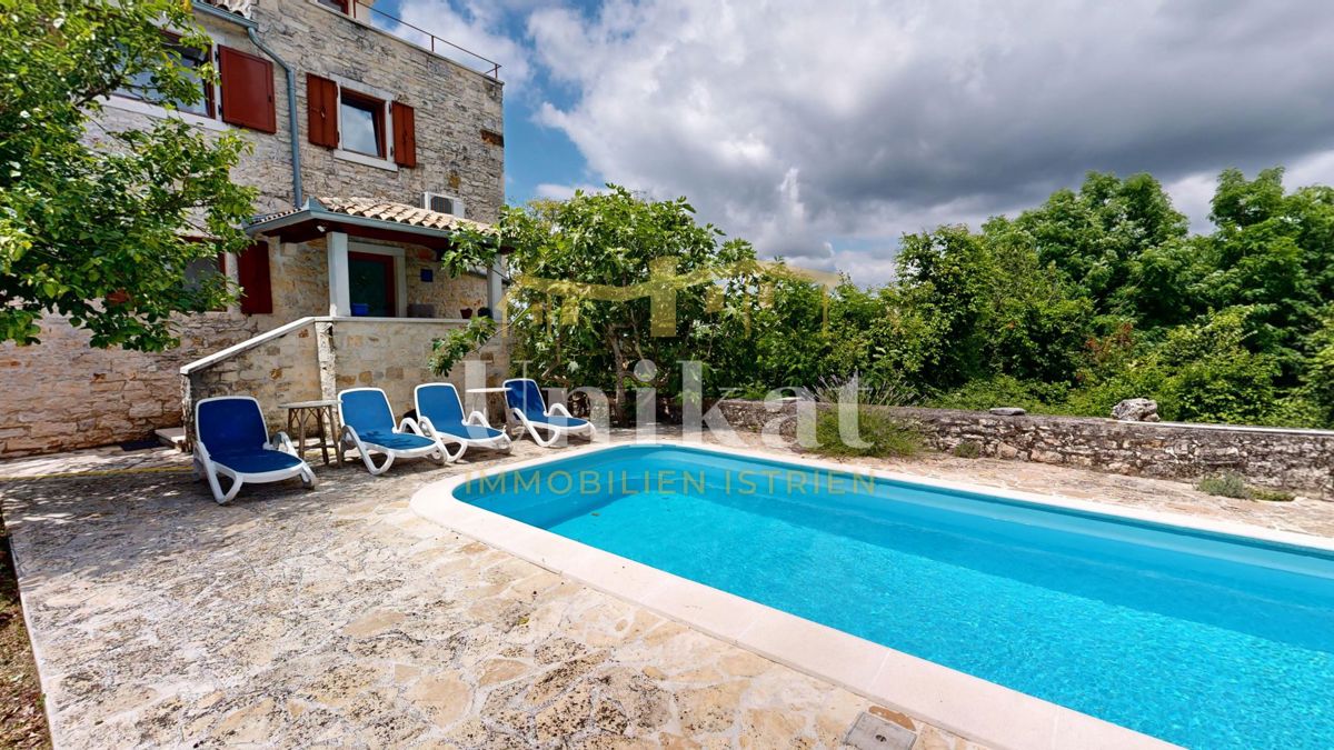 Casa in pietra ristrutturata con piscina